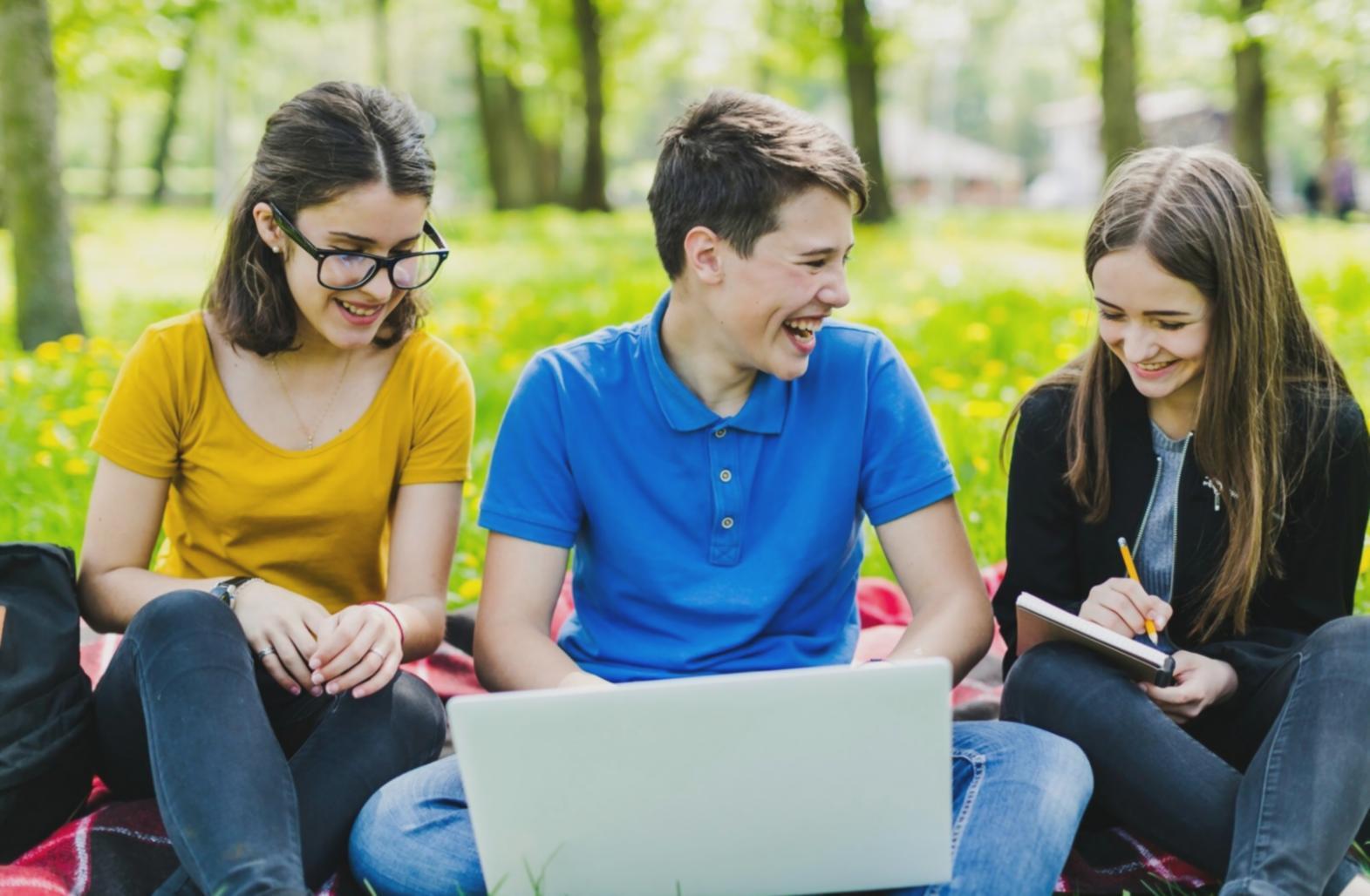 Zwei Geschäftsleute bei einer strategischen Partnerschaftsbesprechung mit Dokumenten und Laptop